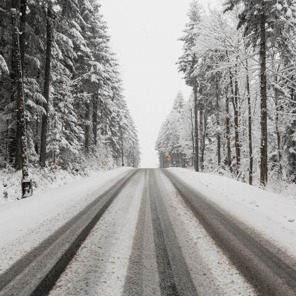 conduire sur route enneigé pour les stations de ski